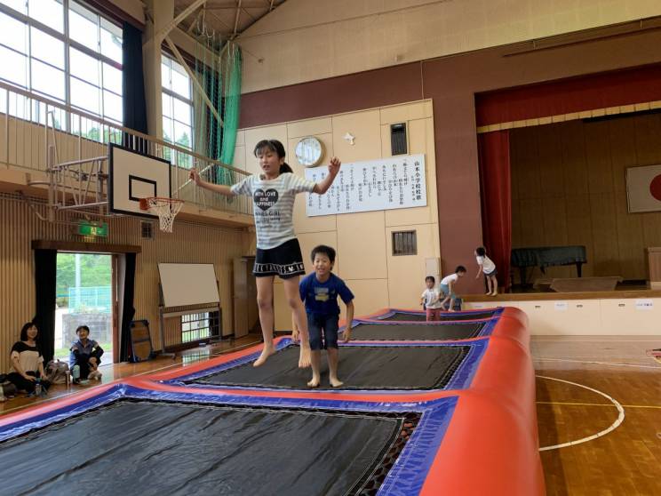コネクターエアートランポリンを新導入 山本小学校体操教室 近藤レスリング道場 近藤体操教室